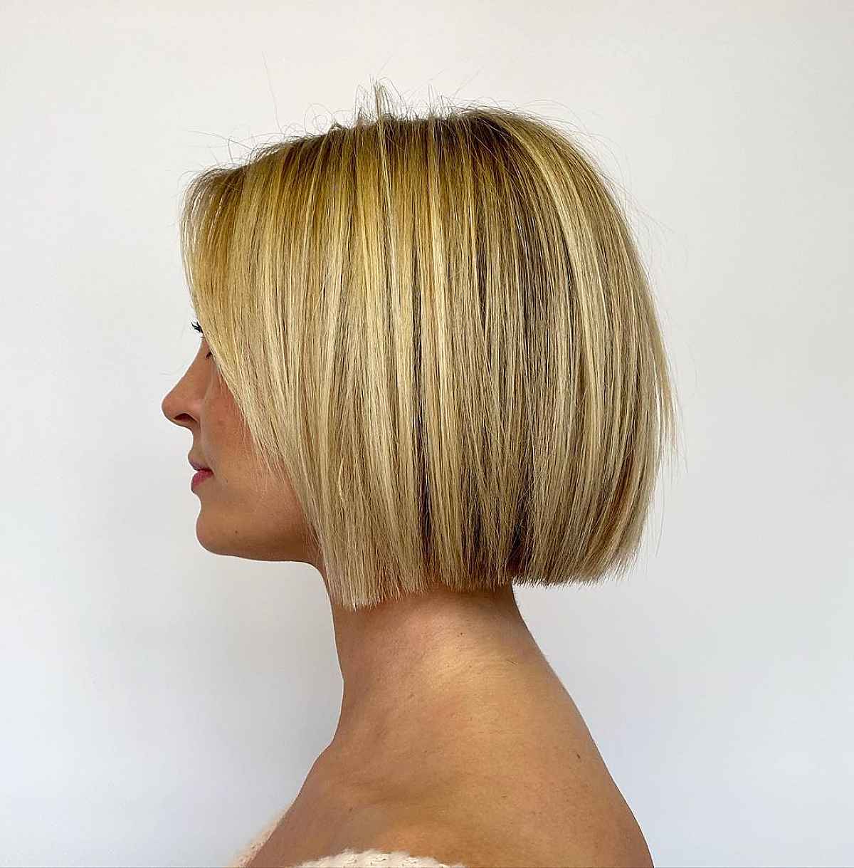 Short Sliced Haircut with Face-Framing Layers